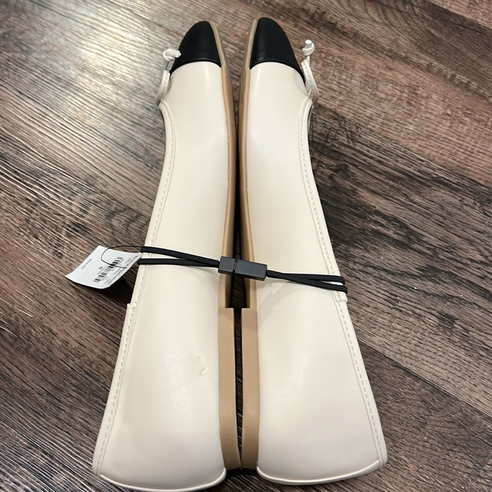 NWT! Express cream and black cap round toe ballet flats - Picture 5 of 7